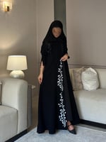 عباية كريب اسود فاحم مع ياقة وكلفة تطريز أبيض