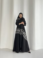 عباية كريب اسود مع تطريز كلوش