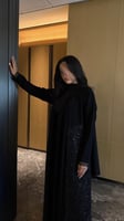 عباية كريب اسود مع قماش مشغول لولو وورد وشك مع شال...