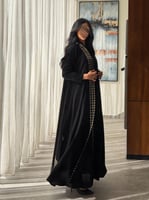 عباية كريب اسود مع تطريز ذهبي مع فستان عباية بخط ت...
