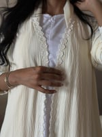 عباية كريب امريكي أصفر فاتح مع كلفة ورد ابيض