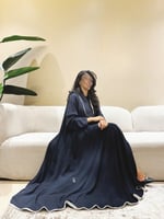 عباية كريب سي واي دبل كلوش كحلي وبيج (ياقة)