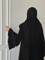 عبايه كلوش طقطق قماش ملكي كسرات في الاكمام مع طرحه...