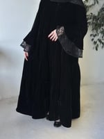 عبايه كلوش مخمل طبقات و اكمام فرنسي دانتيل مع طرحه...