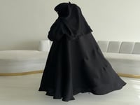 عباه كلوش تطريز اسود و اكمام ستريتش مع طرحه