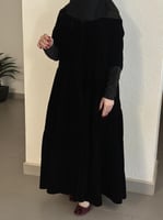 عبايه نص كلوش طقطق مخمل كامل اكمام ستريتش مع طرحه