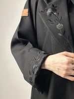 عباه بليزر ربع كلوش تطريز بالاكمام و القبه مع طرحه