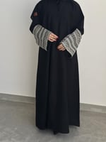 عبايه نص كلوش قماش كريب الاناقه و هندي تطريز على ا...