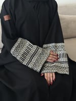 عبايه نص كلوش قماش كريب الاناقه و هندي تطريز على ا...