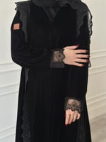 عبايه شتويه مخمل نص كلوش مع دانتيل طقطق ومعها طرحه