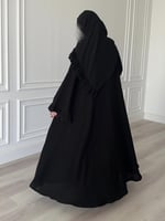 عبايه كلوش طقطق قماش ملكي كسرات في الاكمام مع طرحه...