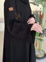 عباية نص كلوش بتطريز اسود مع طرحة - كريب الاناقة