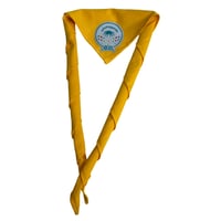 منديل أصفر بشعار كشافة التعليم