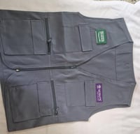 سديري جاكيت قائد أو قائدة رصاصي بالشعارات