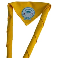 منديل أصفر بشعار كشافة التعليم