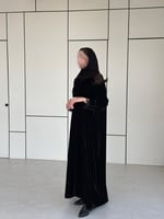 عباية مخمل مع دانتيل أسود