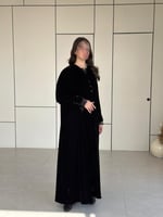 عباية مخمل مع دانتيل أسود