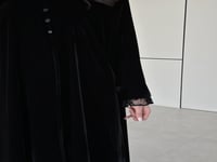 عباية مخمل مع دانتيل أسود