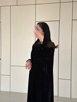عباية مخمل مع دانتيل أسود