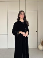 عباية مخمل مع دانتيل أسود