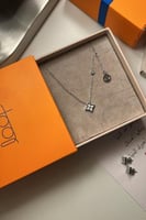 سلسال مع حلق فضي من لويس فتون