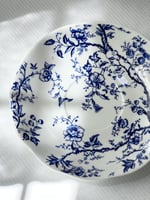 كوب شاي مع صحن