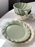 كوب مع صحن قهوه أخضر