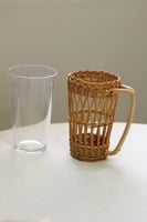 كوب زجاج مع حامل خيزران