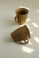 كوب مخطط منقوش بني