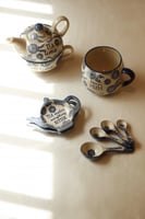 كوب بطبعات زهور