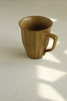 كوب مخطط منقوش بني