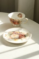 كوب مع صحن مورد