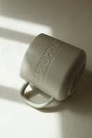 كوب سيراميك بشعار محفور