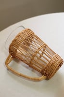 كوب زجاج مع حامل خيزران