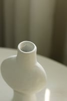 مزهرية سيراميك أبيض - تجريد