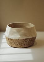 سلة من القش البحري والقطن الطبيعي