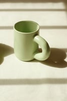 كوب سيراميك بمقبض مدبب - عدة الوان