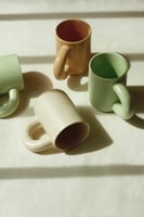 كوب سيراميك بمقبض مدبب - عدة الوان