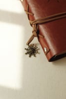 مفكرة ڤنتج بغلاف جلد