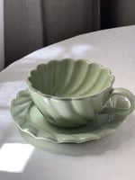 كوب مع صحن قهوه أخضر