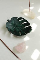 طبق حُليّ على شكل ورقة