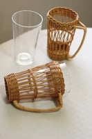 كوب زجاج مع حامل خيزران