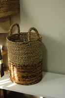 سلة من الأعشاب البحرية وأوراق الموز