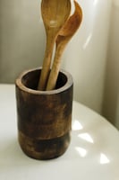 حامل أواني خشب داكن