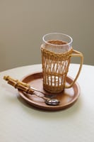 كوب زجاج مع حامل خيزران