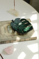 طبق حُليّ على شكل ورقة