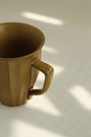 كوب مخطط منقوش بني