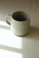 كوب سيراميك بشعار محفور