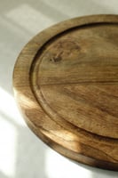 قاعدة تقديم خشبية