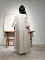 جلابية ناعمة واسعة بنقشات أزهار ذهبية